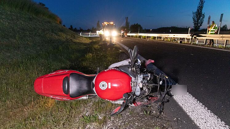 Mit neuem Motorrad verunfallt: 43-jähriger Biker lebensgefährlich verletzt