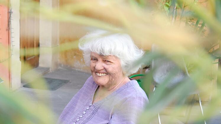 Rosina Wachtmeister in Ihrem Garten in Capena bei Rom