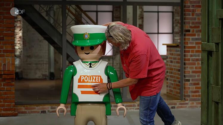 Im Händlerraum nahm Jos van Katwijk die Figur unter die Lupe. Doch er war nicht der einzige Interessierte.