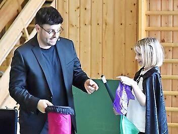 Abrakadabra und Simsalabim: Dank Sebastian Lehmeier hat diese junge Patientin einen Auftritt als Zauberfee und hilft ihm, die bunten T&uuml;cher aus dem Beutel zu zaubern.