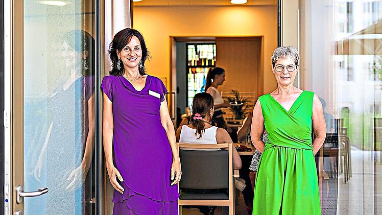 Aus einer spontanen Idee wurde Realit&auml;t: Barbara Blecha, Leiterin des Caritas‑Pflegezentrums St. Otto, und Simone Stroppel, SkF-Gesch&auml;ftsf&uuml;hrerin, begr&uuml;&szlig;en die G&auml;ste im neuen Haincaf&eacute;. Michael Gr&uuml;ndel
