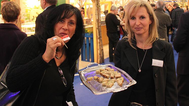 Sandra Hammer (rechts) warb mit Karpfenpastete fürs Karpfenland. Foto: Andreas Dorsch