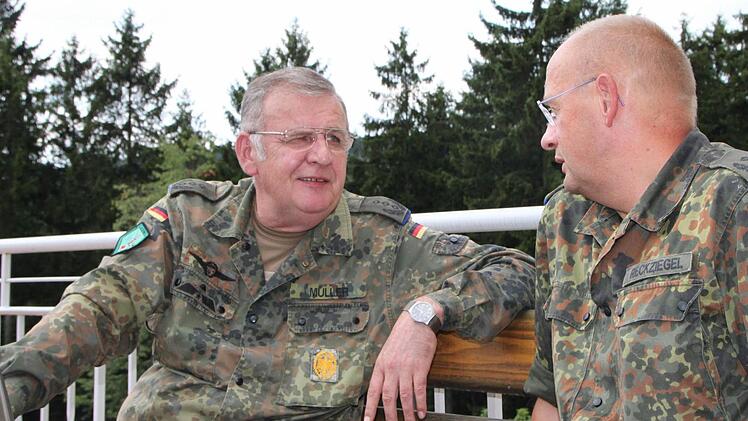 Roland Reckziegel, Kommandant des Truppenübungsplatzes Wildflecken, und Fredi Müller, Leiter des Gefechtssimulationszentrums, tauschen ihre Erfahrungen aus. Foto: Sebastian Vogt
