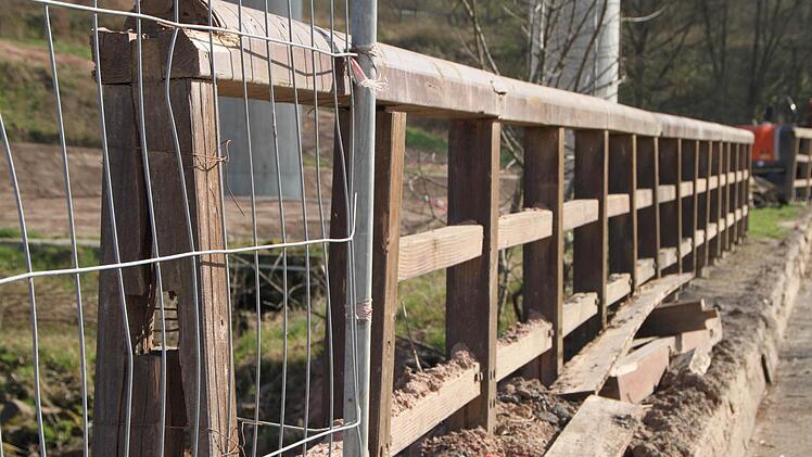 Kleine Rest-Reparaturen wie an diesem Geländer stehen noch aus. Foto: Ulrike Müller
