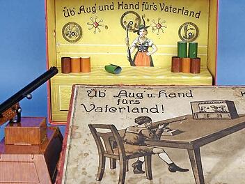 "Krieg im Kinderzimmer" heißt eine Ausstellung, die aktuell im Lohrer Schulmuseum zu sehen ist. Unser Foto zeigt das Schießspiel: "Üb' Aug' u. Hand fürs Vaterland!"  Fotos: Lohrer Schulmuseum