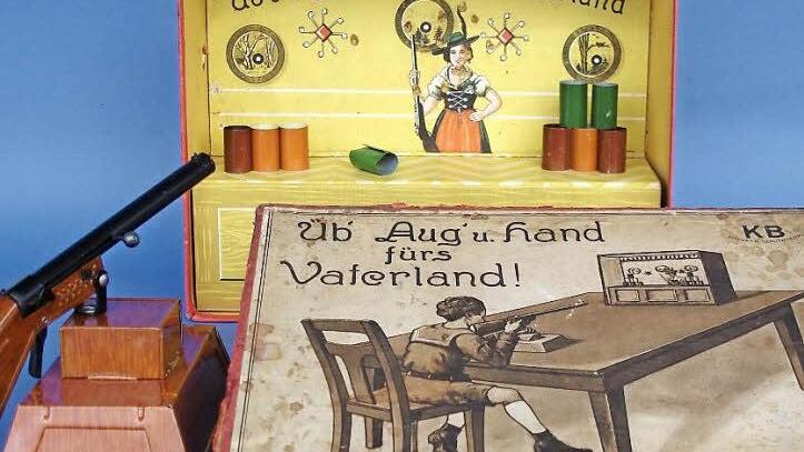 "Krieg im Kinderzimmer" heißt eine Ausstellung, die aktuell im Lohrer Schulmuseum zu sehen ist. Unser Foto zeigt das Schießspiel: "Üb' Aug' u. Hand fürs Vaterland!"  Fotos: Lohrer Schulmuseum