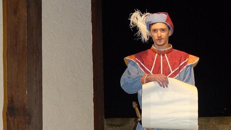 ...Tristan Müller-Schultheiß las die Stadtrechte der Stadt Ebern von anno dazumal im Rathaushof. Foto: Johanna Eckert