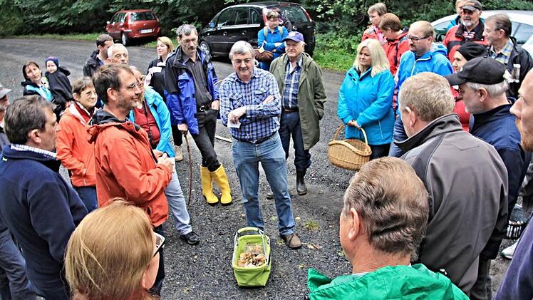 Groß war das Interesse an der Pilz-Exkursion im Bürgerwald.Foto: Helmut Will