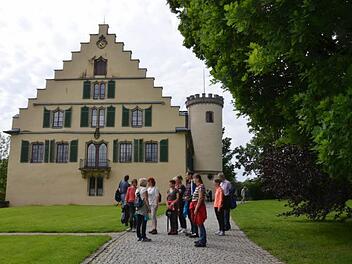 Stadtführerin Heidi Marx weiß viel über Schloss und Park Rosenau zu berichten. Fotos: Rainer Lutz