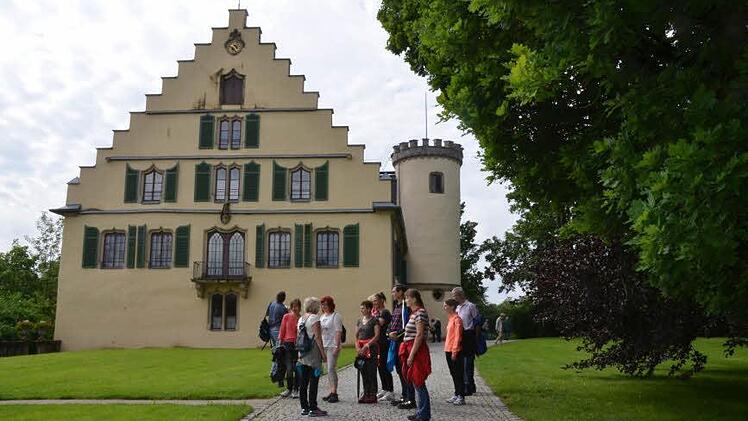 Stadtführerin Heidi Marx weiß viel über Schloss und Park Rosenau zu berichten. Fotos: Rainer Lutz