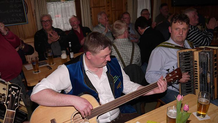 A echte Gaudi: das Wirtshaussingen in Ebersdorf bei Coburg. Foto: Berthold Köhler