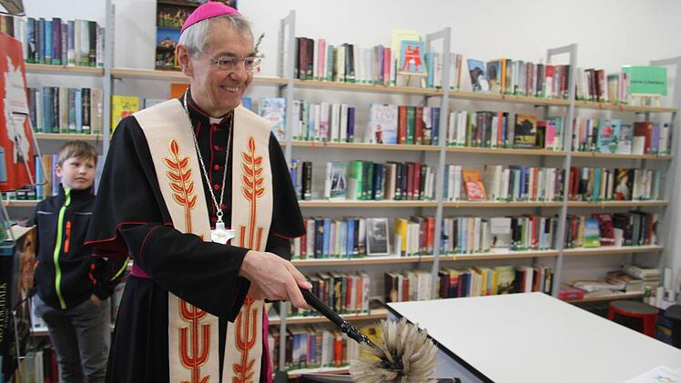 Ein großes Fest war die Einweihung des sanierten Pfarrhauses mit Erzbischof Ludwig Schick für die Pfarrei zu Unserer Lieben Frau. Foto: Sonny Adam