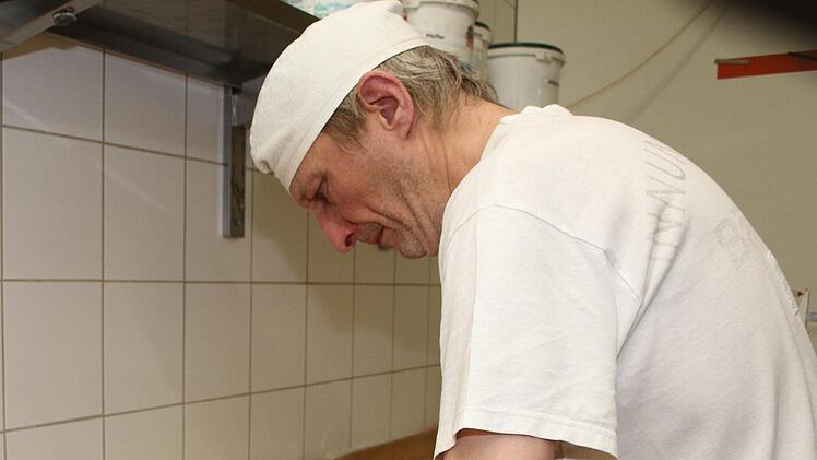 Bäcker Ralf Groß bringt die Küchla in drei Schritten in die richtige Form.  Foto: Sonny Adam