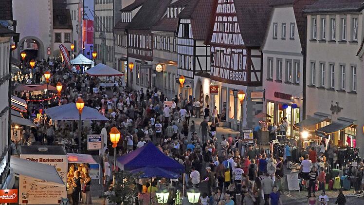 Romantisch wird es beim zwölften Musik- und Kunstfestival mit langer Einkaufsnacht in Haßfurt am heutigen Freitag vor allem am Abend, wenn die Altstadt in orangefarbenes Licht getaucht sein wird.