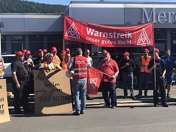 Das gab es in der 125-jährigen Firmengeschichte von Auto Scholz zuvor noch nie: Die Mitarbeiter am Standort Kulmbach in der Albert-Ruckdeschel-Straße streikten. Ihr Ziel war und ist bis heute: eine Neuauflage des Ende 2018 ausgelaufenen Haustarifvertrags. Foto: Archiv/IG Metall