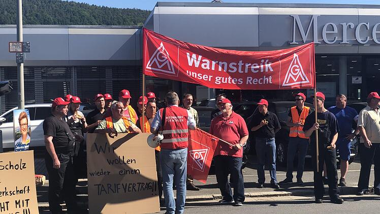 Das gab es in der 125-jährigen Firmengeschichte von Auto Scholz zuvor noch nie: Die Mitarbeiter am Standort Kulmbach in der Albert-Ruckdeschel-Straße streikten. Ihr Ziel war und ist bis heute: eine Neuauflage des Ende 2018 ausgelaufenen Haustarifvertrags. Foto: Archiv/IG Metall