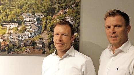 Thomas Siebenhaar (links) und Marcus Thiele vor einer Darstellung des Hofgarten-Projekts. Foto: Simone Bastian