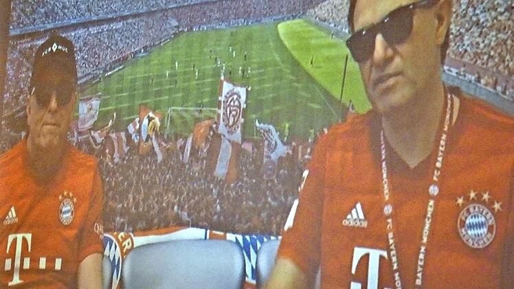 Eigens aus der Münchner Allianz-Arena waren zwei Bayern-Fans zugeschaltet: Bezirkstagspräsident Henry Schramm (links) und Kronachs Landrat Klaus Löffler.