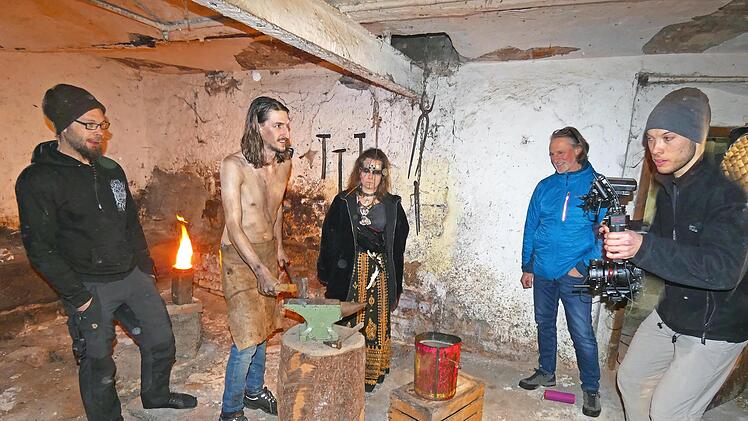 Die Szene im alten Schweinestall mit von links Regisseur Kilian Keuchel, Kilian Pistor, Rebekka Wagner, Hausbesitzer Ralf Pistor und Kameramann Nico Lindner.