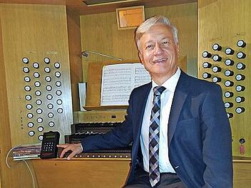 Stadtkantor Burkhard Ascherl an der Orgel.