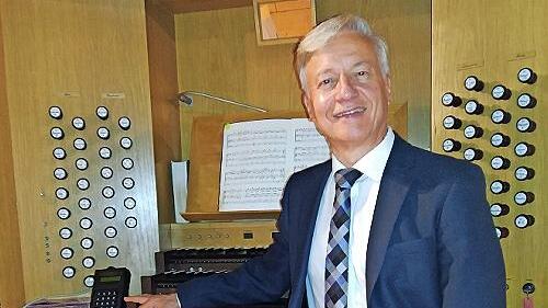 Stadtkantor Burkhard Ascherl an der Orgel.