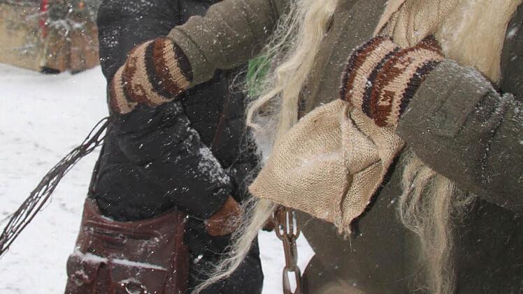 Was sie etwa unartig? Knecht Ruprecht versucht, eine Dame zu züchtigen.