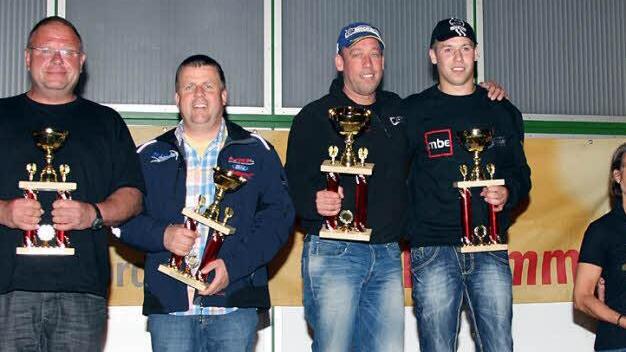 Trio infernale: Die Gesamtsieger der 3. ADAC-Rallye Fränkisches Weinland (von links) Andreas von Skopnik/ Stefan Göttig, Axel Nörenberg/ Philip Schwarz, Michaela Kusebauch/ Nicolas Hässler.