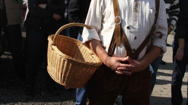 Helmut Feick hatte einen großen Einkaufskorb mitgebracht - und beteiligte sich am ersten Ansturm