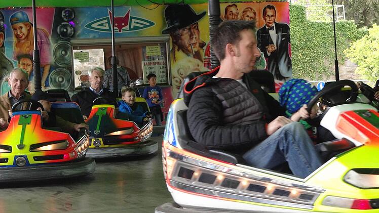 Generationen-Spaß auf dem Rummel: Opas und Papas zogen ihre Runden mit dem Nachwuchs beim Autoskooter.