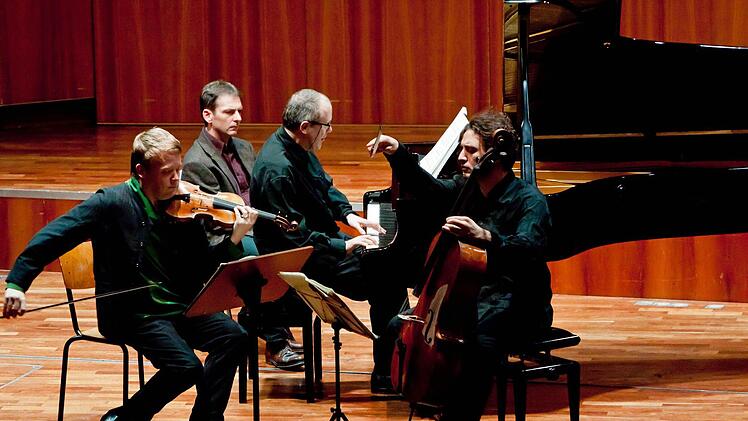 Der Geiger Pekka Kuusisto, der Pianist Alexander Lonquich und der Cellist Nicolas Altstaedt (von links) begeisterten bei ihrem Gastspiel im Kongresshaus. Foto: Jochen Berger