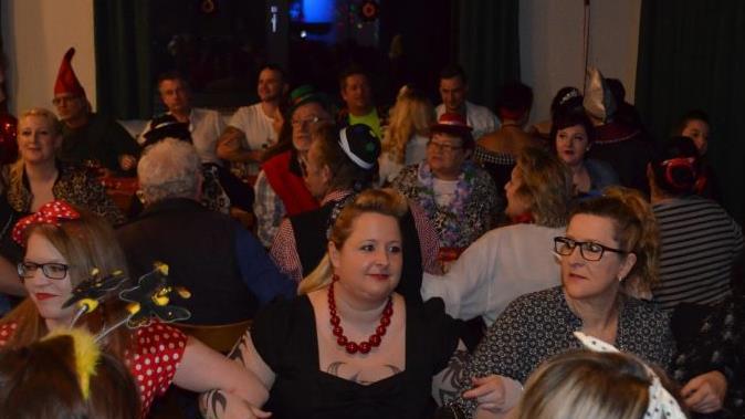 Viel geschunkelt und geklatscht wurde im TSV-Sportheim bei der Zeller B&uuml;ttensitzung.