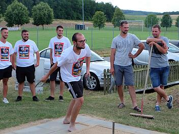 Di e Mannschaft "Der Verrat" kam mit originellen Trikots und Angela Merkel auf der Brust zum Hufeisenwerfen. Foto: Philipp Bauernschubert