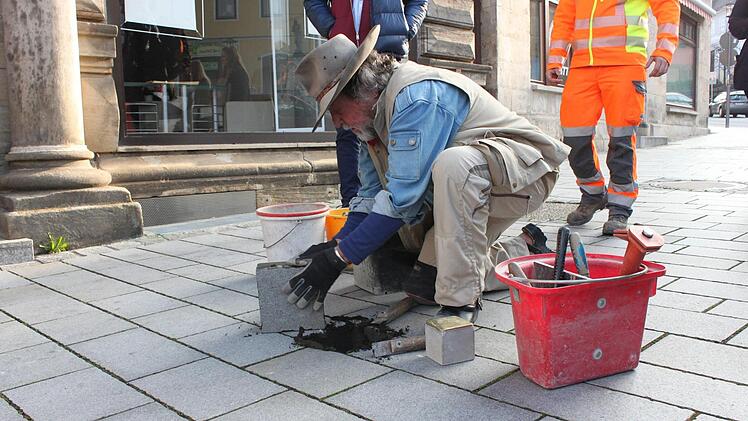 Es ist immer auch ein In-die-Knie-Gehen, wenn Künstler Gunter Demnig die Gedenksteine setzt, so auch hier am Marktplatz in Lichtenfels.