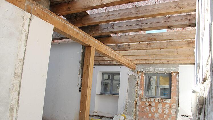 Doris und Jürgen Prechtel haben beim Brand ihres Hauses in Uehlfeld im Dezember 2018 alles verloren. Doch nun geht es an den Wiederaufbau. Foto: Christian Bauriedel