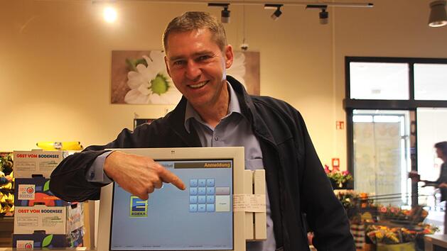 Inhaber Matthias Börschel an der Kasse. Dort bezahlen Kunden nicht nur ihre Ware, sondern die Kasse gibt dem Computer auch Signal, wann die nächste Bestellung fällig ist.  Foto: Veronika Schadeck