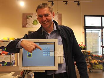 Inhaber Matthias Börschel an der Kasse. Dort bezahlen Kunden nicht nur ihre Ware, sondern die Kasse gibt dem Computer auch Signal, wann die nächste Bestellung fällig ist.  Foto: Veronika Schadeck