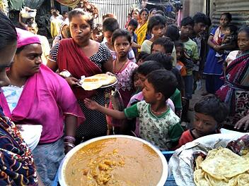 Bei der Essensverteilung im Slum Kapalibagan von Kalkutta  Foto: Father Mathew-George