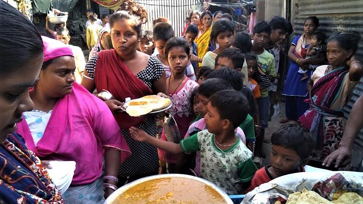Bei der Essensverteilung im Slum Kapalibagan von Kalkutta  Foto: Father Mathew-George