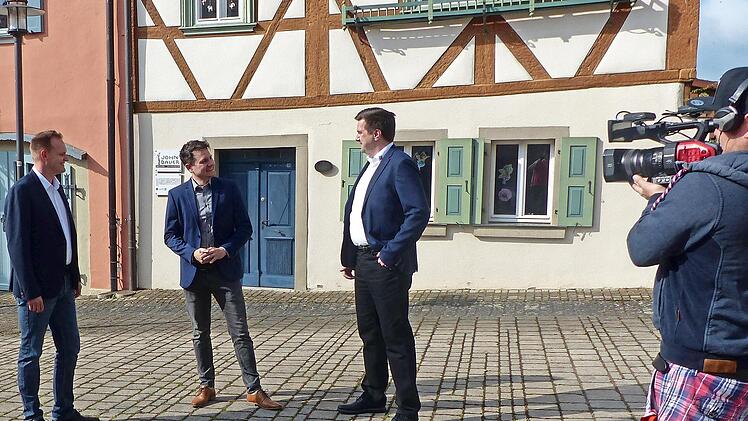 Beim Dreh in Ebenhausen beantworten Bürgermeister Nico Rogge (links) und Benedikt Keßler (rechts), sein Stellvertreter, die Reporterfragen.