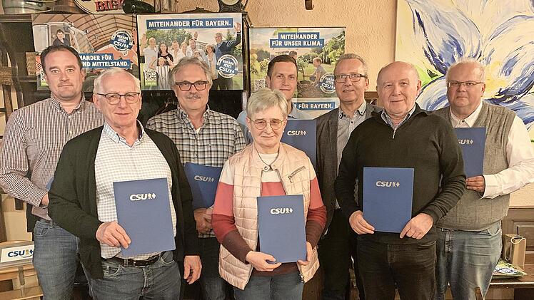 Bei der CSU Kirchehrenbach standen auch Ehrungen an (vorne v. l.): Hans Singer, Rosa Singer, Werner Löblein; (hinten v. l.): Andreas Pleichinger, Johannes Pieger, Sven Schachtner, Ortsvorsitzender Michael Knörlein und Ulrich Vasold.