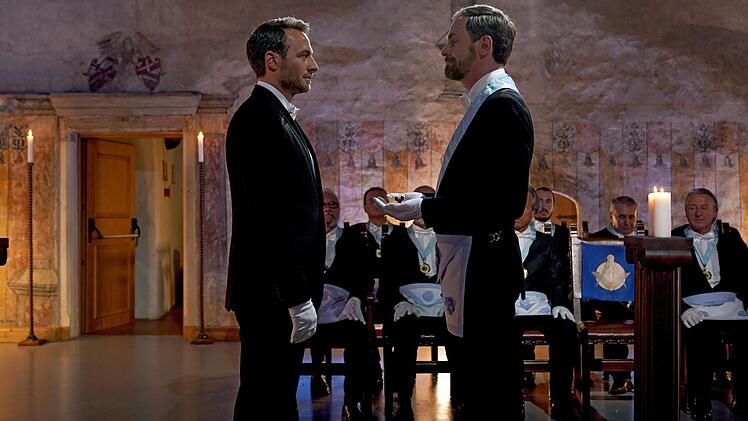 Ermittler Jonas Kerschbaumer (Gabriel Raab, links) wird von Freimaurer Massimo Lenzini (Anian Zollner) mit allem Tamtam in die Loge aufgenommen.