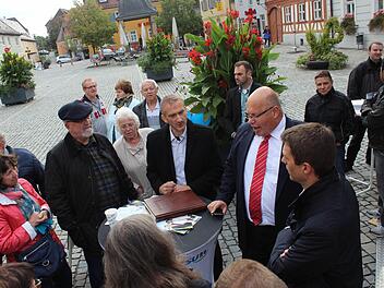 Umweltminister Peter Altmaier (mit roter Krawatte) diskutierte nicht nur mit Parteifreunden auf dem Höchstadter Marktplatz. Foto: Andreas Dorsch