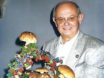Peter Trinkwalter sammelt gerne Pilze. Das Bild zeigt ihn mit einem herrlich dekorierten Korb.