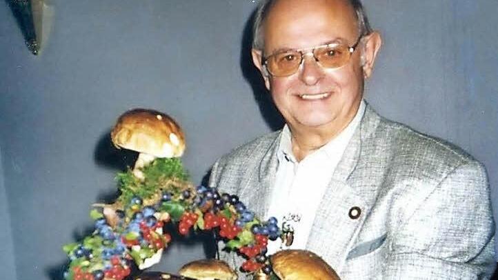 Peter Trinkwalter sammelt gerne Pilze. Das Bild zeigt ihn mit einem herrlich dekorierten Korb.