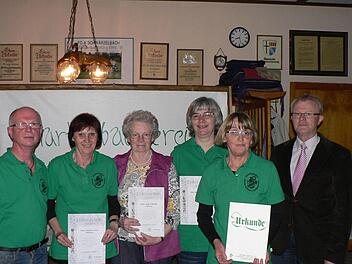 Für ihre 25-jährige Mitgliedschaften ehrte der Vorsitzende Werner Beck (von links) mit Silber Leonore Hoos, Inge Hornung, Martina Winter und Heidi Vogler. Glückwünsche kamen auch vom stellvertretenden Kreisvorsitzenden Herbert Kober. Foto: Gerd Schaar