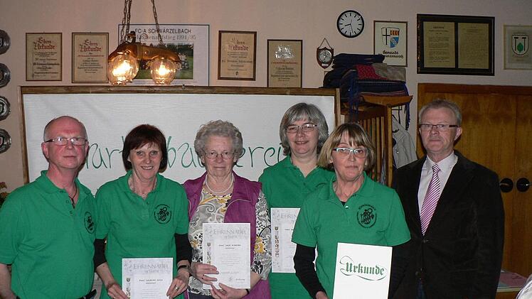 Für ihre 25-jährige Mitgliedschaften ehrte der Vorsitzende Werner Beck (von links) mit Silber Leonore Hoos, Inge Hornung, Martina Winter und Heidi Vogler. Glückwünsche kamen auch vom stellvertretenden Kreisvorsitzenden Herbert Kober. Foto: Gerd Schaar