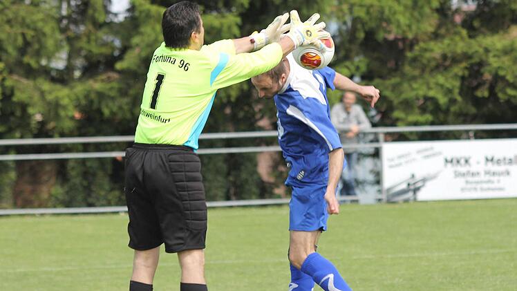 Der Schweinfurter Torwart Alexander Hirsch (links) pflückt den Ball aus der Luft vor dem kopfballbereiten Lußberger Vito Colonna.