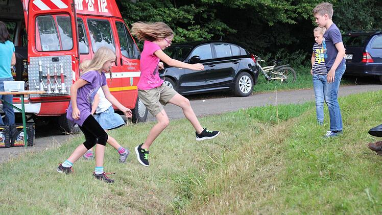 Der kleine Graben wurde zur Attraktion für die Kinder.