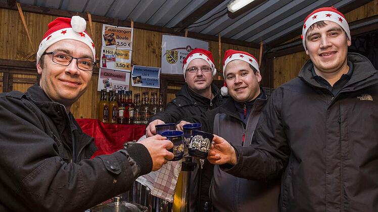 Heiße Getränke wie Kinderpunsch, Winterapfel, Feuerzangenbowle, Aperol und Caipirinha gab es beim Stand "Heißes von der Feuerwehr" von den Floriansjüngern Tobias Hetterich, Patrick Scherbaum, Christian Hömer, Michael Swatschek (von links)