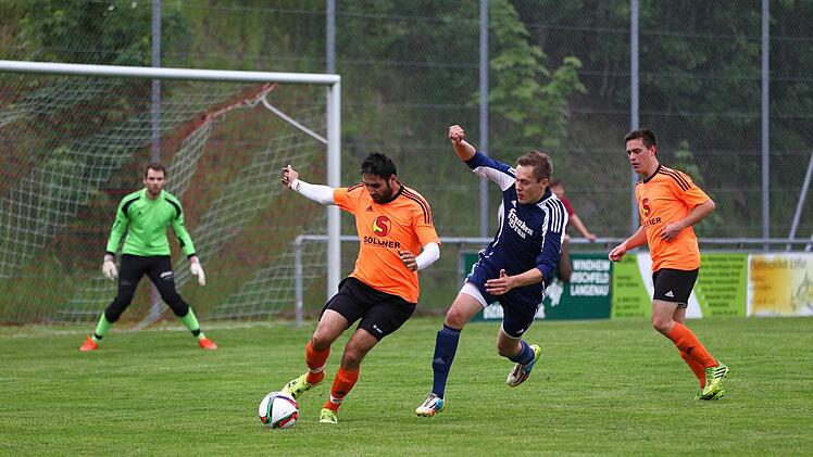 Bei diesem Angriff der Buchbacher kann die ASV-Abwehr (orangene Trikots) klären. Foto: Weiß